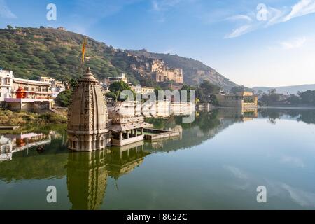 L'Inde, du Rajasthan, Bundi, Nawal Sagar Lake et Varuna, temple Garh Palace dans l'arrière-plan Banque D'Images