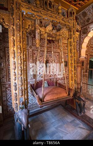 L'Inde, du Rajasthan, Bikaner, fort de Junagarh construit au 16e siècle, de swing ou de l'intérieur de la Jhoola Phool Mahal Banque D'Images