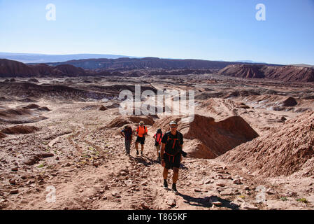 Les randonneurs au-dessus de l'étonnant paysage désertique dans le Valle Marte, San Pedro de Atacama, Chili Banque D'Images