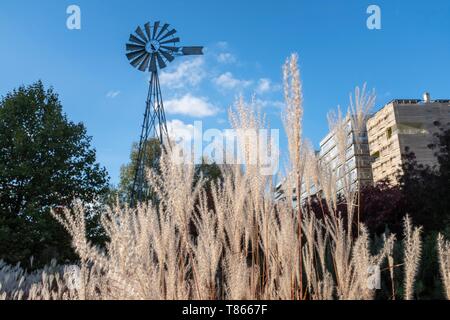 France, Paris, Quartier des Batignoles, parc Martin Luther King, ancienne propriété réaménagée sur SNCF, wind turbine Banque D'Images