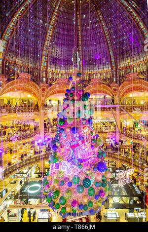 France, Paris, le Grand Magasin des Galaries Lafayettes, l'arbre de Noël Banque D'Images