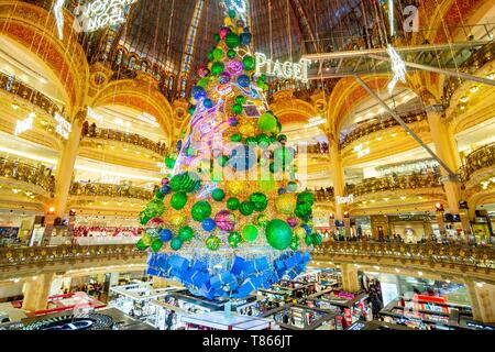 France, Paris, le Grand Magasin des Galaries Lafayettes, l'arbre de Noël Banque D'Images