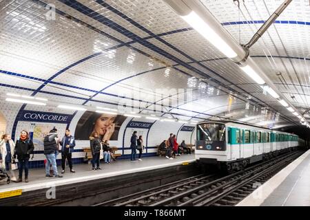 France, Paris, la station de métro Concorde Banque D'Images