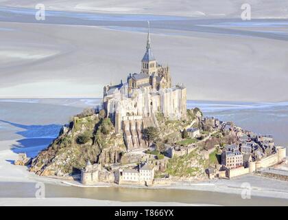 France, Manche, Baie du Mont Saint Michel, classé au Patrimoine Mondial de l'UNESCO, le Mont Saint Michel (vue aérienne) Banque D'Images