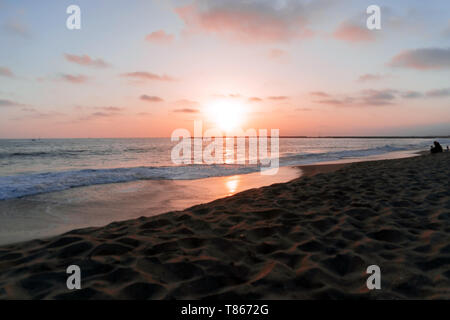 C'est là où le ciel et la terre rencontrez pendant le coucher du soleil sur le littoral de la Californie Banque D'Images