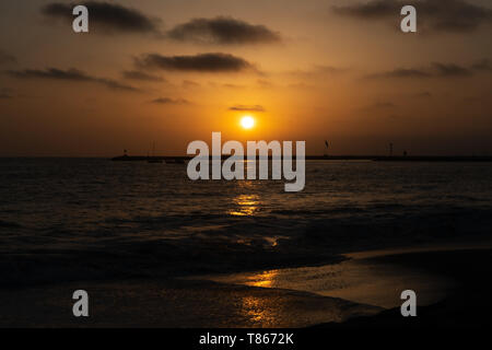 C'est là où le ciel et la terre rencontrez pendant le coucher du soleil sur le littoral de la Californie Banque D'Images