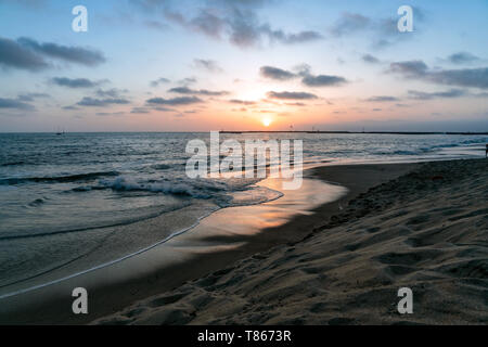 C'est là où le ciel et la terre rencontrez pendant le coucher du soleil sur le littoral de la Californie Banque D'Images