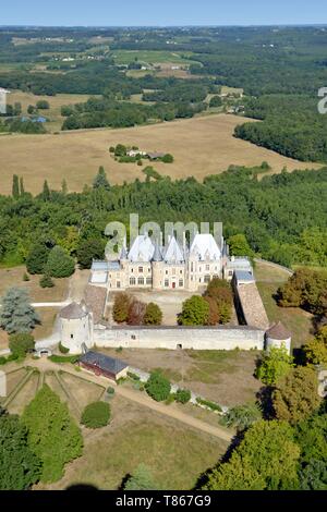 France, Dordogne, Saint Michel de Montaigne, le château de l'écrivain français Montaigne vivait, reconstruit à la fin XIX e siècle et où seule la tour sur la gauche est d'origine (vue aérienne) Banque D'Images