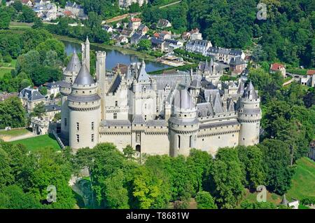 La France, l'Oise, Pierrefonds, château de Pierrefonds, rénové par Viollet le Duc (vue aérienne) Banque D'Images