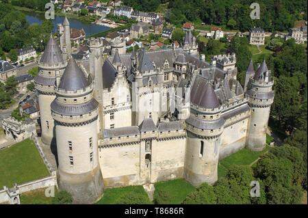 La France, l'Oise, Pierrefonds, château de Pierrefonds, rénové par Viollet le Duc (vue aérienne) Banque D'Images