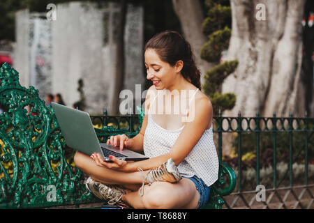 Femme latine holding smiling au Mexique, mexican girl Banque D'Images