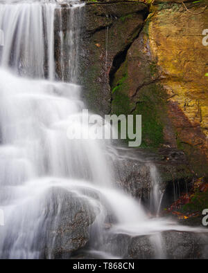 Base de la Cascade cascade de Hanging Rock State Park, North Carolina, Scenic nature paysage photo. Banque D'Images