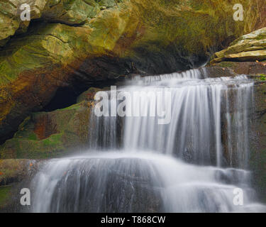 Base de la Cascade cascade de Hanging Rock State Park, North Carolina, Scenic nature paysage photo. Banque D'Images