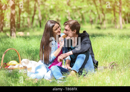 Happy young couple having picnic dans Green Park Banque D'Images