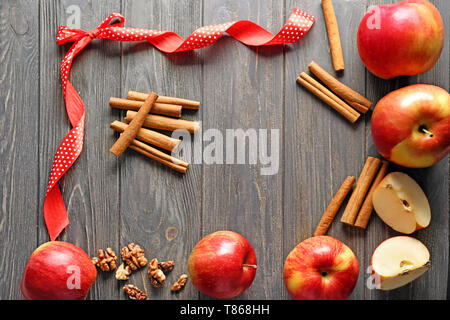 Cadre fait de pommes et cannelle sur table en bois Banque D'Images