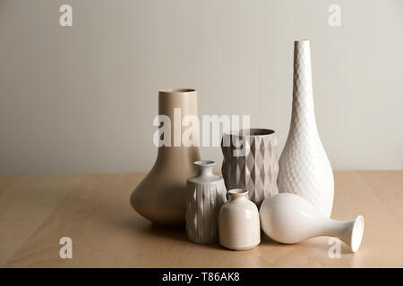 Vases différents sur table en bois Banque D'Images