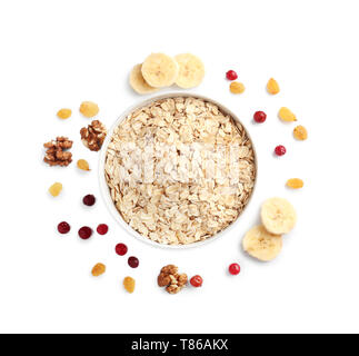 Flocons d'avoine avec composition sur fond blanc Banque D'Images