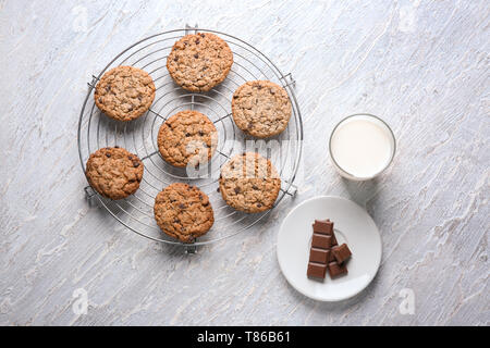 De délicieux biscuits avec du lait et de chocolat sur fond texturé Banque D'Images