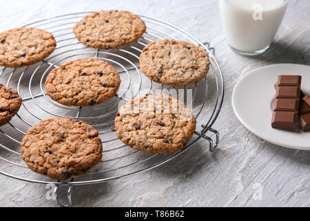 De délicieux biscuits sur fond texturé Banque D'Images