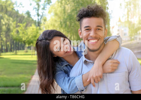 Heureux couple afro-américaines en stationnement sur le printemps Banque D'Images