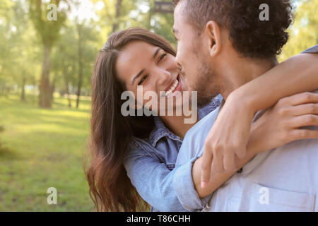 Heureux couple afro-américaines en stationnement sur le printemps Banque D'Images