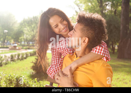 Heureux couple afro-américaines en stationnement sur le printemps Banque D'Images