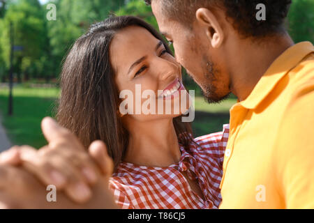 Heureux couple afro-américaines en stationnement sur le printemps Banque D'Images