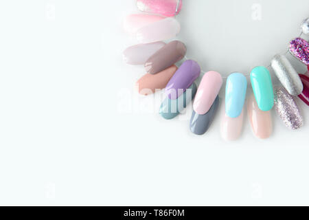 Les échantillons de vernis de différentes couleurs. Le vernis coloré manucure nuanciers. Vue de dessus de nail art palette roue. Banque D'Images