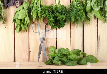 Bouquets de différentes plantes sur fond de bois Banque D'Images