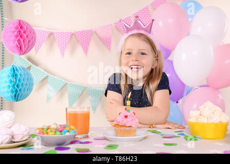 Cute little girl relaxing at home Banque D'Images