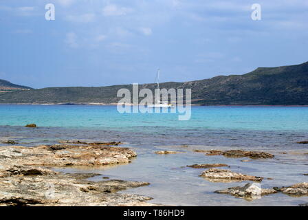 Un yacht à l'ancre au large de l'île, la plage de Simos Elafonisos, Laconie, Péloponnèse, Grèce Banque D'Images