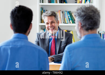 Adulte mature couple avec nos collègues de l'office de tourisme de société Banque D'Images