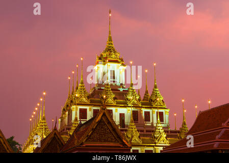 Haut de la chedi Loha Prasat du temple bouddhique Wat Ratchanatdaram Varavihara close-up dans le contexte de la coucher du soleil. Bangkok, Thaïlande Banque D'Images