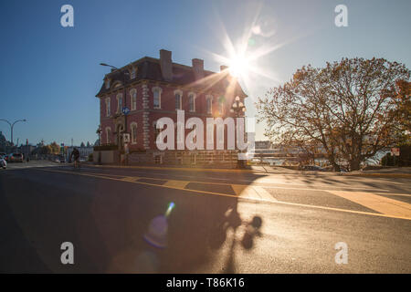 Extérieur de maison en brique rouge route sunshine blue sky tree copy space Banque D'Images