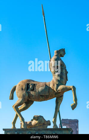 Pompéi, site archéologique le mieux conservé dans le monde, en Italie. Statue du centaure à la place du forum.. Banque D'Images