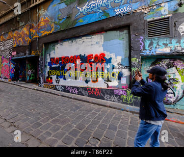 La murale en l'honneur d'oeufs 'Boy' s'Connolly qui détruit un oeuf sur la tête de Fraser Anning a été peint avec un message antiraciste quelques jours plus tard. Banque D'Images