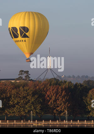 Plus de ballon Canberra Australie. Hot Air Balloon flotte au-dessus de Canberra. Banque D'Images