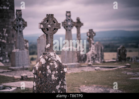 Croix celtique en pierres tombales du cimetière à la Rock of Cashel, comté de Tipperary, Irlande. Banque D'Images