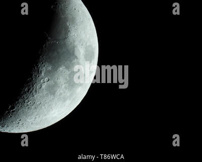 Une très forte close-up de l'augmentation du croissant de lune dans le ciel de nuit Banque D'Images