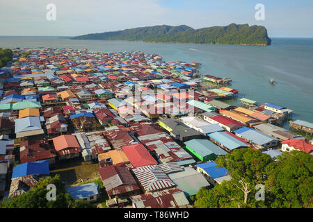 Kg. Sim Sim village traditionnelle de l'eau situé le long du front de mer. Une fois Sandakan connue sous le nom de Little Hong Kong de Bornéo. Banque D'Images