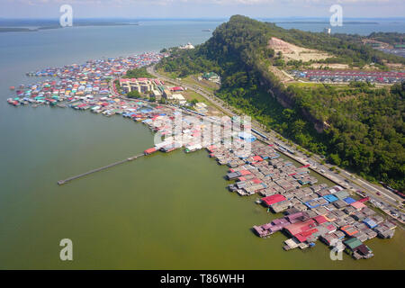 Kg. Sim Sim village traditionnelle de l'eau situé le long du front de mer. Une fois Sandakan connue sous le nom de Little Hong Kong de Bornéo. Banque D'Images