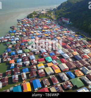 Kg. Sim Sim village traditionnelle de l'eau situé le long du front de mer. Une fois Sandakan connue sous le nom de Little Hong Kong de Bornéo. Banque D'Images