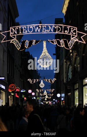 Niuwendijk shopping rue d Amsterdam, Pays-Bas Banque D'Images