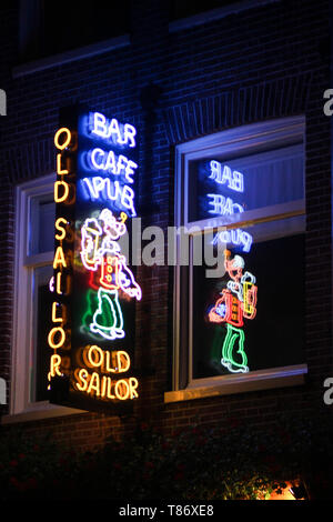 Old Sailor pub enseigne au néon la nuit dans le quartier rouge d'Amsterdam, pays-Bas Banque D'Images