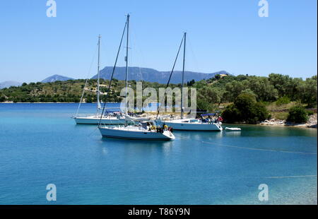 Yachts ancrés dans le nord de Port Atheni Cove, l'île de Meganisi, Grèce Banque D'Images