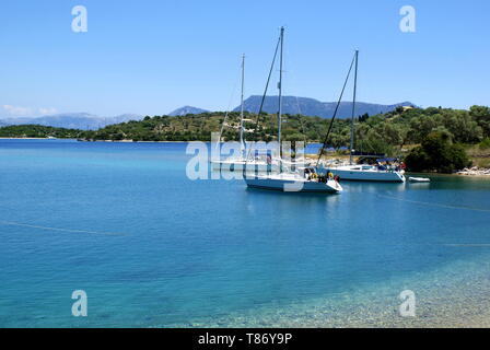 Yachts ancrés dans le nord de Port Atheni Cove, l'île de Meganisi, Grèce Banque D'Images