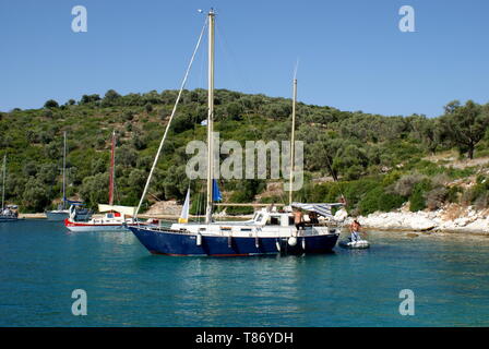 Yachts ancrés dans le nord de Port Atheni Cove, l'île de Meganisi, Grèce Banque D'Images