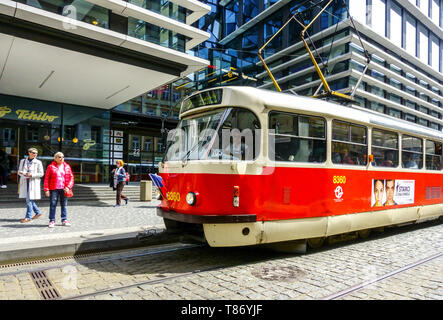 Prague ligne de tramway 22 au bâtiment Quadrio Complex, rue Spalena tramway Prague République tchèque Banque D'Images