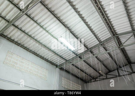 Bâtiment en font à l'intérieur d'une structure de plafond chambre Banque D'Images