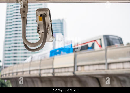 Caméra de surveillance de la sécurité sur la station de métro aérien de la ville Banque D'Images